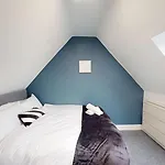 5 Tvs 10 Mins To City 2 Showers Parking
