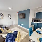 5 Tvs 10 Mins To City 2 Showers Parking