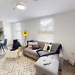 5 Tvs 10 Mins To City 2 Showers Parking