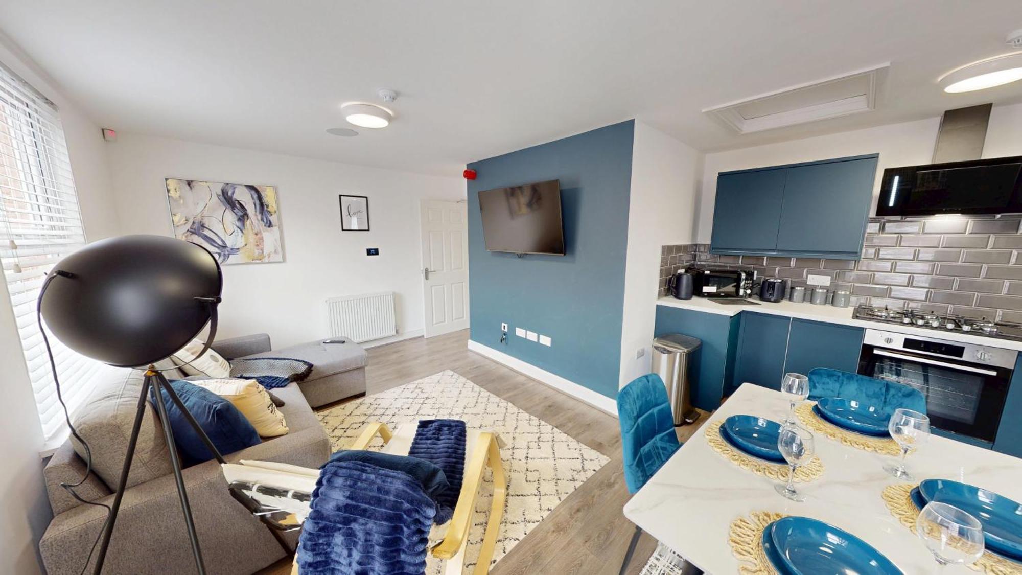 5 Tvs 10 Mins To 2 Showers Parking Holiday home