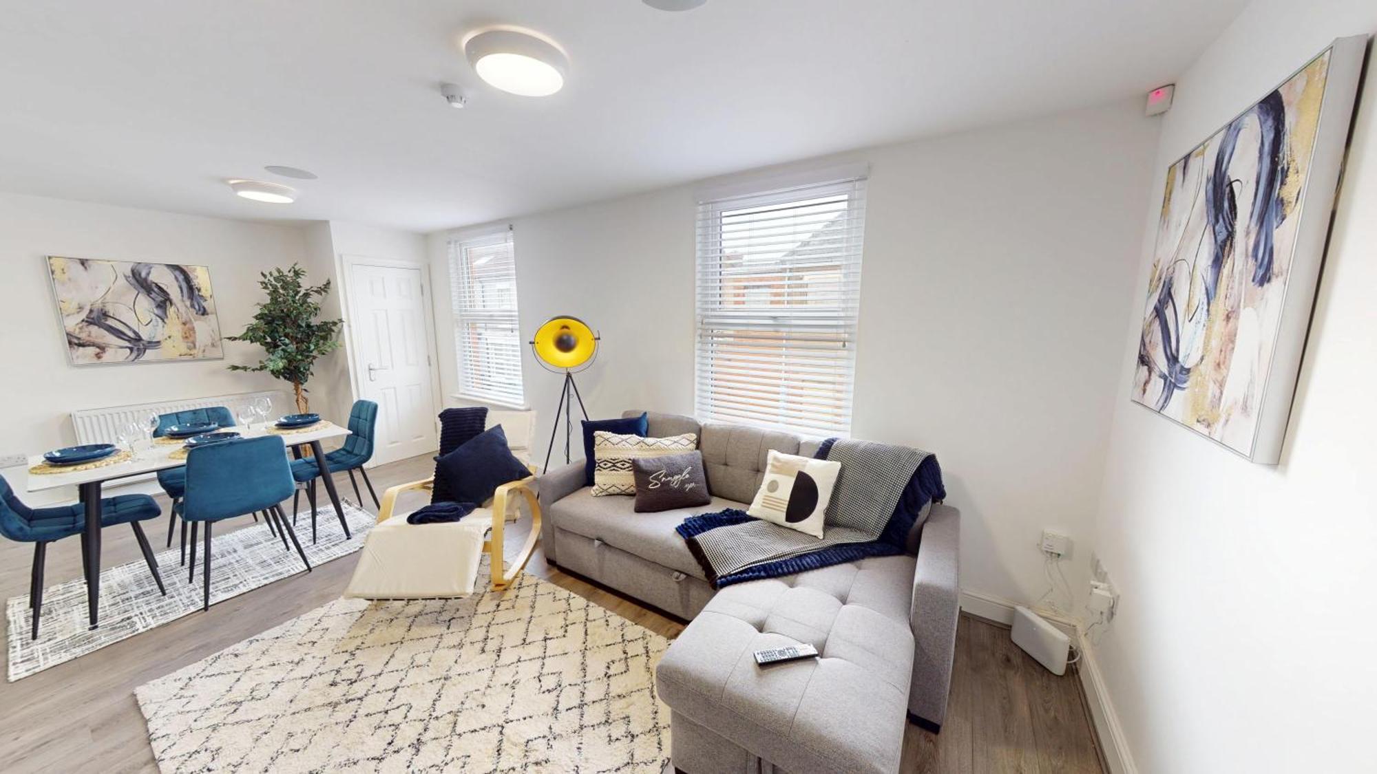 5 Tvs 10 Mins To 2 Showers Parking Holiday home
